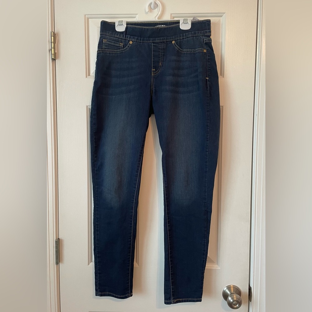 Levi Signature totally shaping pull on skinny jeans. Size 8M.